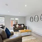 Contemporary 2 Bed Self Catering Apt