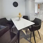 Contemporary 2 Bed Self Catering Apt